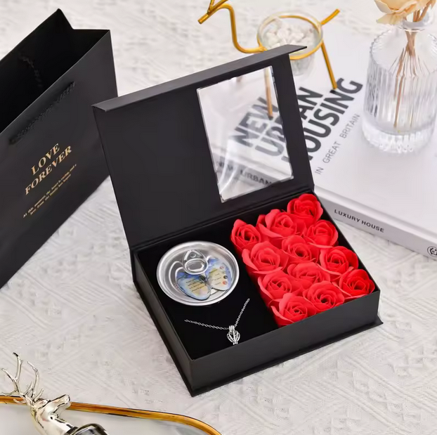 Caja de rosas con perla cultivada y dije personalizado