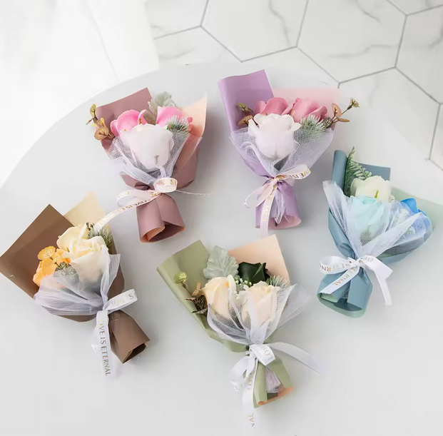 Bouquet de rosas con dije personalizado