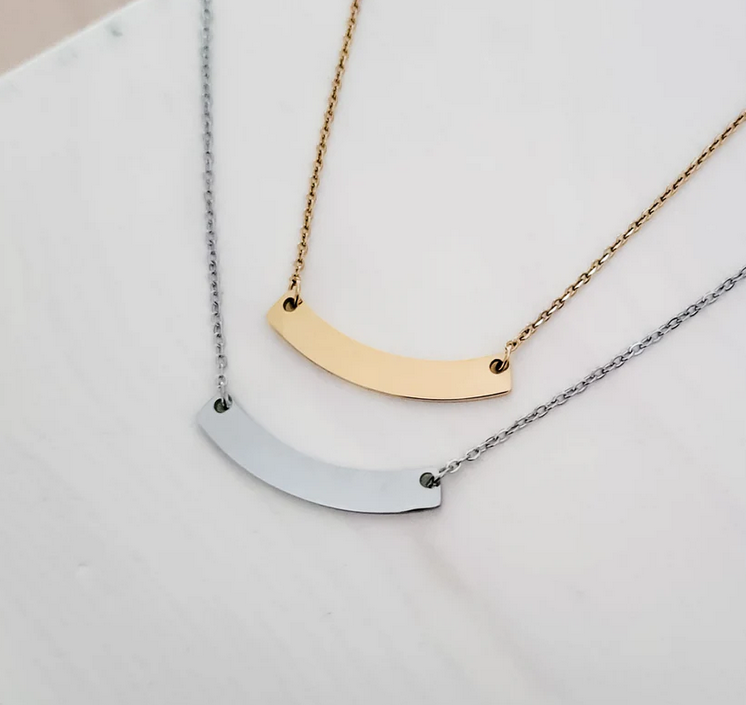 Dije de acero inoxidable con placa curveada personalizada